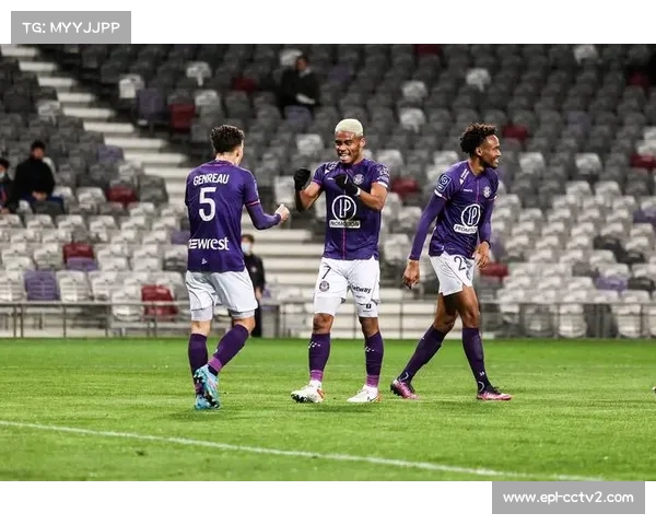 小维阿长途奔袭射门被特拉普挡出，巴黎FC险些迅速扳平比分