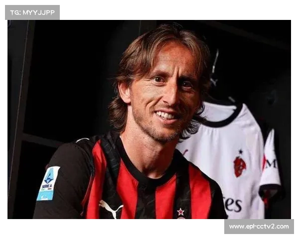 AC米兰奇克破门后与莫德里奇拥抱庆祝，团队氛围浓厚